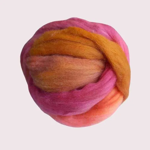 Dieser handgefärbte Kammzug vereint leuchtende Sonnenfarben mit weicher Bio-Merino – für Projekte, die strahlen wollen.