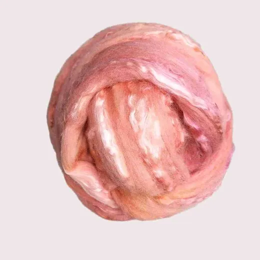 Zarte Farbverläufe und seidiger Glanz vereinen sich im „Rosenblütenzauber“ – handgefärbt auf einer edlen Merino-Lyocell-Mischung.