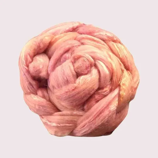 Zarte Farbverläufe und seidiger Glanz vereinen sich im „Rosenblütenzauber“ – handgefärbt auf einer edlen Merino-Lyocell-Mischung.