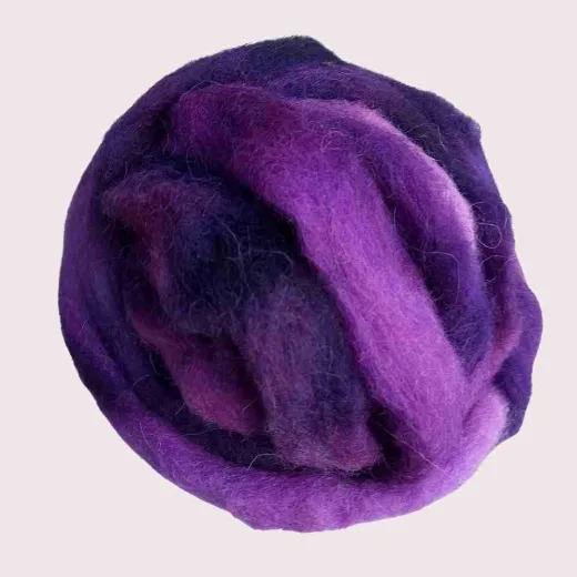 Bergschaf-Kammzug „Alpenveilchen“ – handgefärbt (100 % Wolle, 32 Mic)
