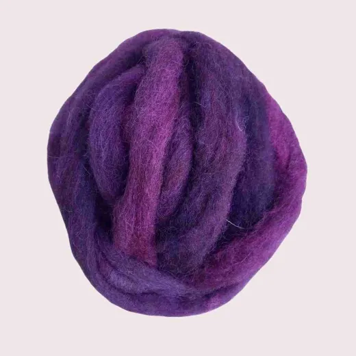 Bergschaf-Kammzug „Alpenamethyst“ – handgefärbt (100 % Wolle, 32 Mic)